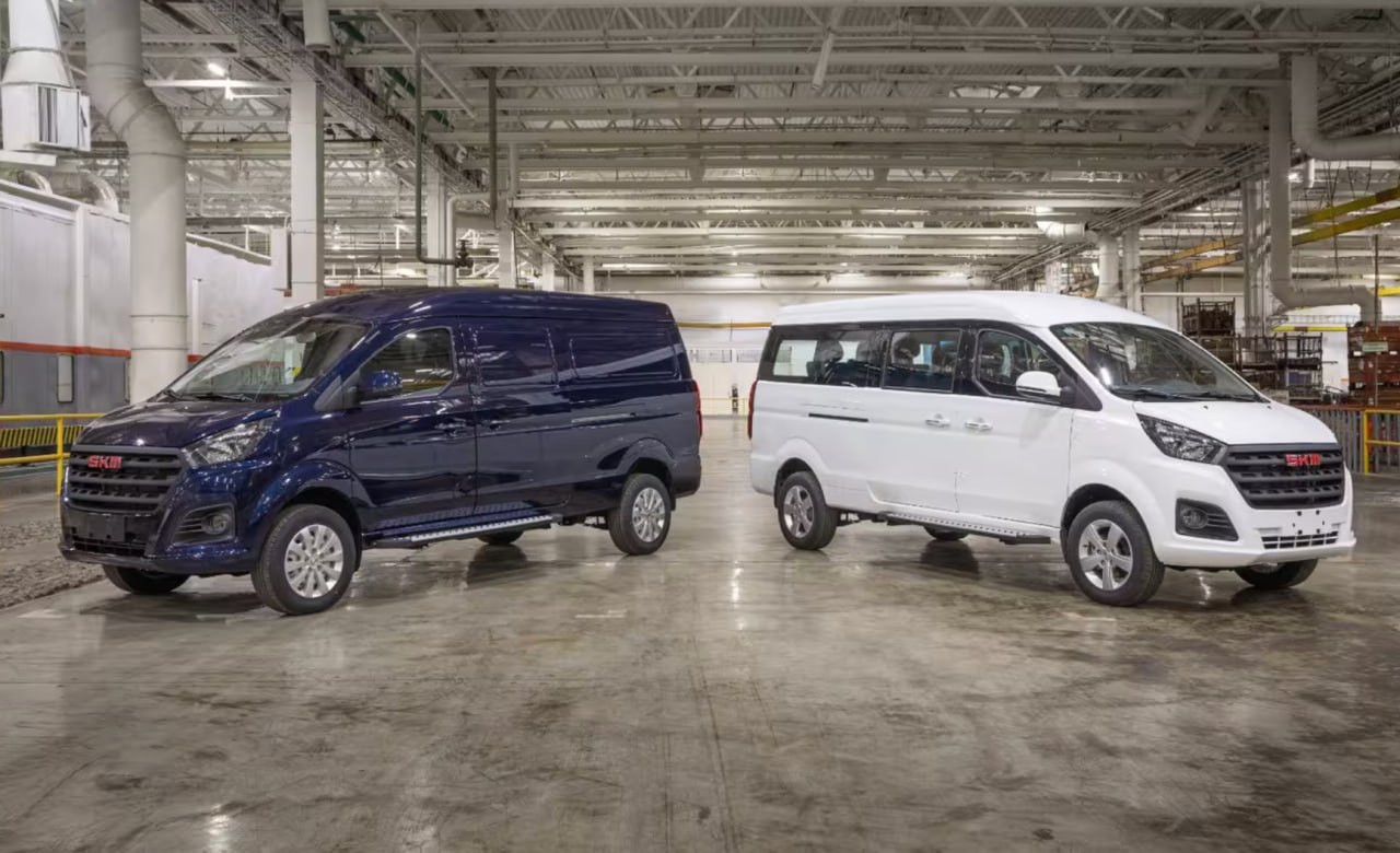 АвтоВАЗ сертифицирует минивэны SKM переименованные китайские Shineray с конструкцией из 90 х годов Премьера бренда SKM состоялась в марте текущего года сразу выяснилось что первой машиной SKM показанной АвтоВАЗом оказался SRM Jinhaishi от Shineray конструкция которого своими корнями уходит в 90 е годы Вместе с тем простота и даже примитивность конструкции дарует надежность что немаловажно для коммерческой техники Технические характеристики SKM не раскрыты но SRM Jinhaishi оснащается разными бензиновыми моторами мощностью от 86 до 150 л с а также механической коробкой передач