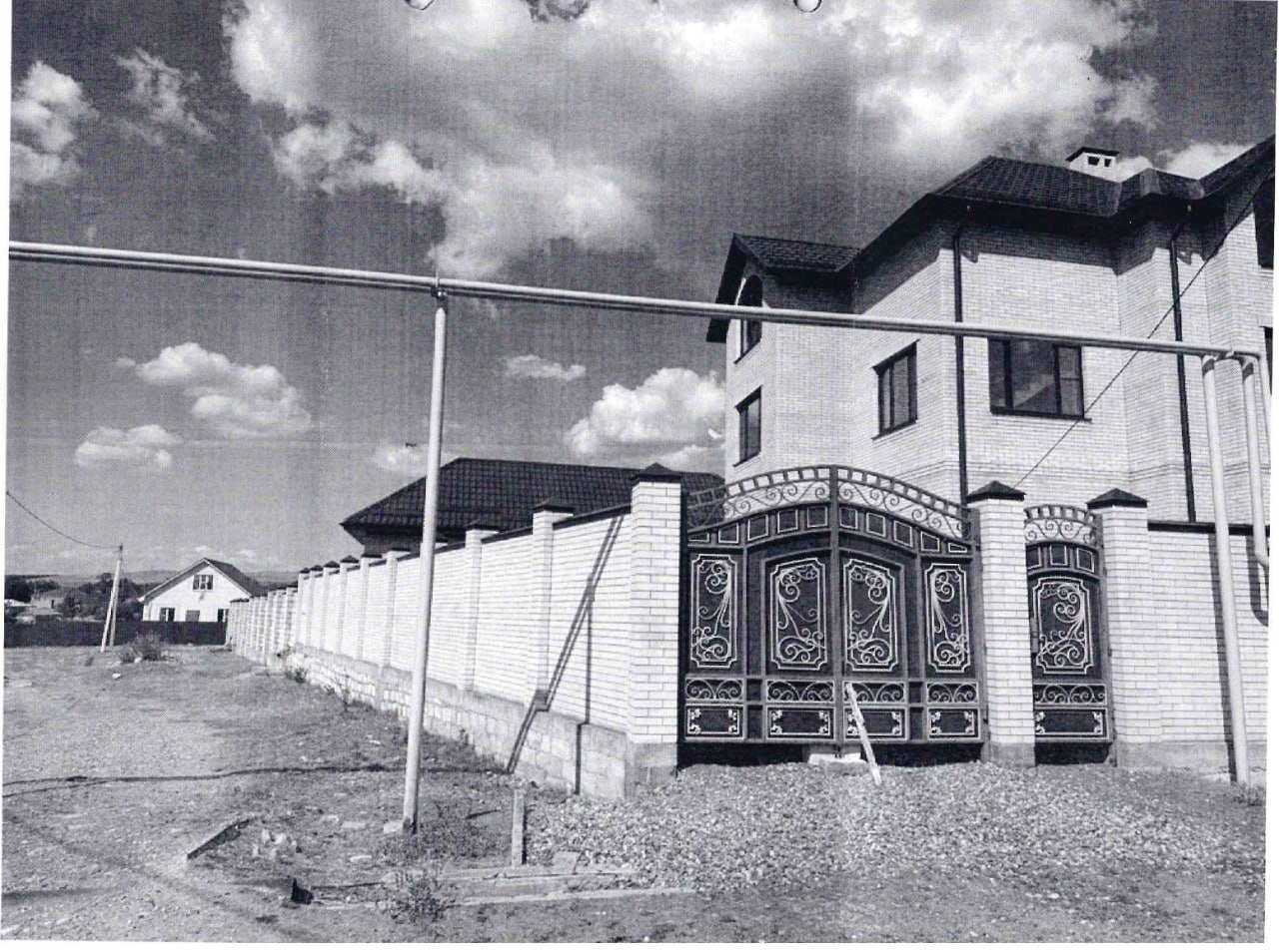 Желающих купить особняк ставропольского гаишника с золотым унитазом не нашлось Аукцион по продаже дома бывшего начальника УГИБДД по Ставропольскому краю Алексея Сафонова не состоялся Желающих участвовать в торгах не нашлось Начальная цена особняка составляет 9 млн рублей Это трёхэтажный дом площадью 232 кв м в станице Новомарьевская Стоит ли в этом доме тот самый золотой унитаз в карточке лота не говорится Ранее суды приговорили Сафонова к 20 годам колонии строгого режима и штрафу в 100 млн рублей Его лишили звания полковника полиции а в доход государства конфисковали имущество на 21 млн рублей Имущество дома машины государство планирует продать   Подписывайтесь на Аргументы и Факты Северный Кавказ Telegram МАХ