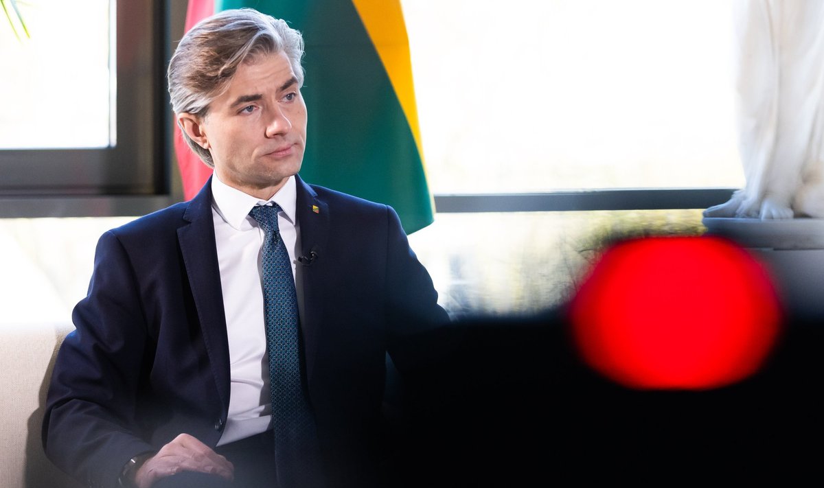 Глава МИД Литвы о прекращении огня между Россией и Украиной: многое зависит от Путина После того как Россия заявила о трехдневном прекращении огня, министр иностранных дел Литвы Кястутис Будрис считает, что многое во время него будет зависеть от решений Владимира Путина. „Россия пытается убедить нас, и больше всего, конечно, Вашингтон, что всё зависит от них, что они являются абсолютно доминирующей стороной в конфликте, что они могут отодвинуть конфликт, линию войны дальше на Запад, в сторону Киева. Мы знаем, что это неправда – Украина удерживает линию фронта ... , но правда в том, что действительно многое зависит от Путина“, - сказал во вторник глава литовской дипломатии. „Нам нужно продолжать давить и не поддаваться пропагандистскому нарративу о том, что всё в его воле“, - добавил министр. www.delfi.lt/a/120105571