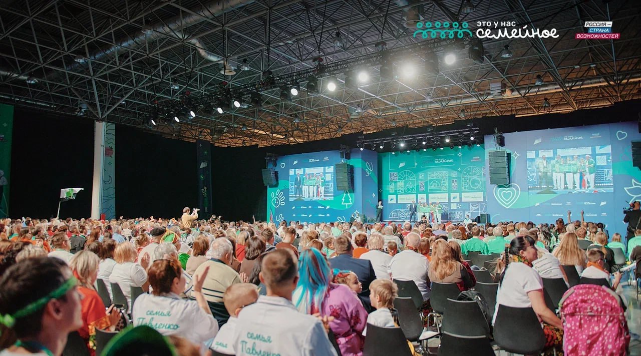 В финал конкурса конкурса Это у нас семейное отправятся четыре семьи из Новосибирской области Таковы результаты полуфинальных соревнований которые прошли в Новосибирске Летом 2026 года новосибирцы поедут в Москву чтобы вместе с представителями других регионов страны побороться за главные призы конкурса 60 сертификатов по 5 миллионов рублей на улучшение жилищных условий Среди победителей семья Шейченко из Новосибирска семья Прошкиных Содыль Верич Ланцевых Лебедевых Мустакимовых Лободиных из поселка Мичуринский и Новосибирска многодетная семья Нестеренко Лучиных Елисеевых из Новосибирска семья Петровых из Новосибирска Финалистов определили по итогам оценочных испытаний в рамках которых участники проходили интеллектуальные спортивные и творческие задания Помимо этого часть заданий была связана с культурным кодом России ключевой темой второго сезона А сама программа полуфиналов посвящена теме Быть семьей