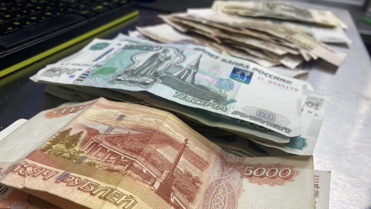 Самарская больница выплатит 1 млн рублей пенсионерке за гибель сына в шахте лифта Мужчина работал в медицинском учреждении разнорабочим и погиб в результате несчастного случая упав в шахту лифта Как установила проверка надзорного ведомства погибший был единственной опорой для своей престарелой матери проживал с ней и оказывал существенную финансовую поддержку Исковое заявление от прокуратуры было удовлетворено судом в полном объеме Лечебное учреждение обязано выплатить матери погибшего компенсацию за причиненный моральный вред в максимальном размере ГТРК Самара MAX lВК lОК lСАЙТ