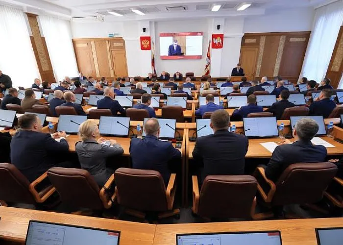 Текслер обозначил важную роль челябинцев в развитии российского парламентаризма Губернатор Алексей Текслер в поздравлении челябинцам с Днем российского парламентаризма подчеркнул особую роль законодательной и представительной власти принятые на этом уровне решения напрямую отражаются на развитии страны и каждом ее жителе Также глава региона напомнил о важнейшем политическом событии года формировании нового состава Госдумы Участие в выборах возможность для каждого из нас влиять на судьбы страны требовать от народных избранников воплощения в жизнь решений принятых в интересах людей и государства подчеркнул Алексей Текслер В сентябре нам предстоит избрать депутатов Госдумы Это очень важный и ответственный выбор от результатов которого во многом зависит будущее нашей страны Читайте Вечерку там где удобно Дзен ВКонтакте Одноклассники Max Telegram Написать нам сообщение