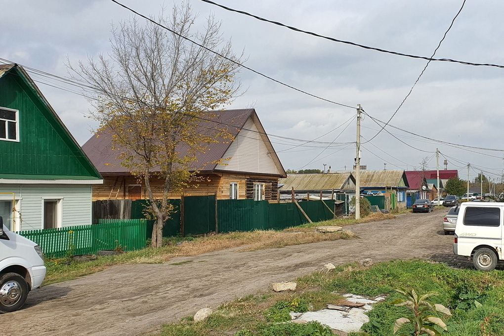 Пятнадцатилетний подросток погиб, помогая бабушке с фасадом дома В деревне Васильевка Марьяновского района 15-летний юноша случайно дотронулся до оголённого провода под напряжением 220 В, когда красил фасад частного дома у бабушки, и получил смертельный удар током. Следственный комитет квалифицировал смерть по ч. 1 ст. 109 УК РФ — причинение смерти по неосторожности. Случай напоминает о том, что даже простая помощь близким может быть опасной, если не соблюдать элементарные правила работы с электричеством. Подписаться \ Прислать новость