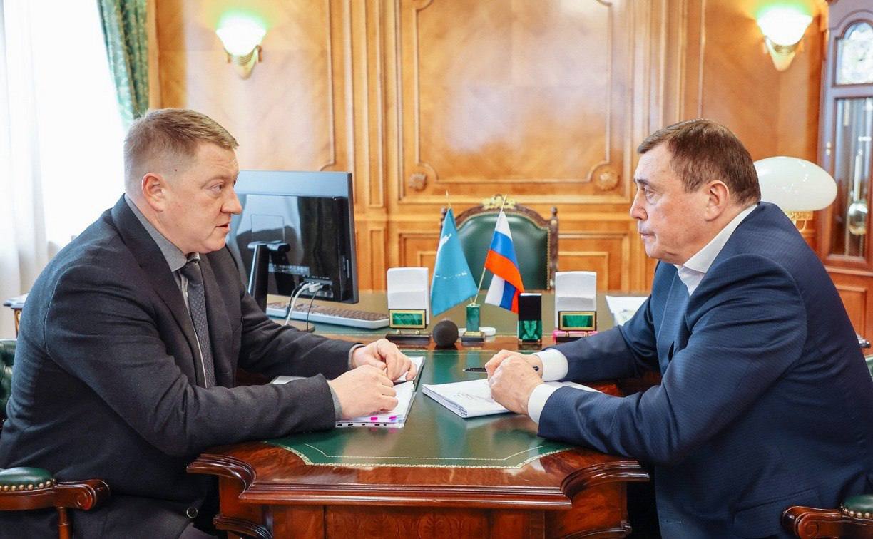 Павел Гомилевский вновь избран главой Южно Курильского округа За пять лет работы он показал себя руководителем который понимает специфику островной территории и умеет действовать в непростых условиях Наглядный пример достойная реакция руководства района на обрушившийся недавно циклон Рассчитываю что работа продолжится с той же ответственностью и вниманием к людям