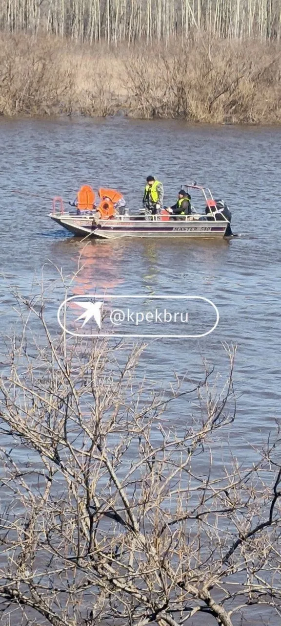 На реке Тура в районе села Шухруповское найдена лодка пропавших рыбаков По словам сына Алексея Миронова одного из исчезнувших мужчин лодка затонула у берега сейчас ее пытаются достать поисковики   Подпишись на КП Екатеринбург Мы в Max