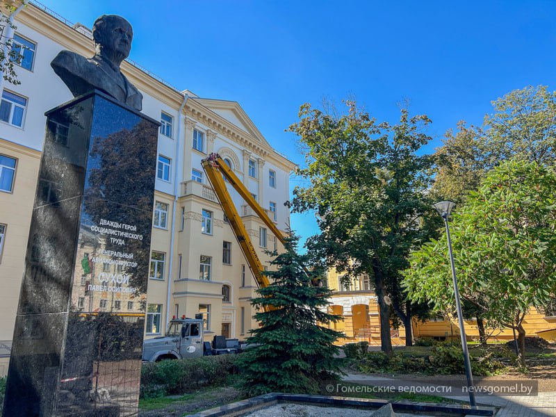 В Гомеле сквер имени П О Сухого преображается на глазах горожан Подпишитесь на Гомельские ведомости