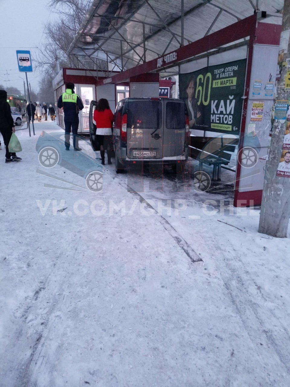 В Челябинске Fiat влетел в остановку после ДТП с маршруткой  Авария случилась на улице Новороссийской.  Столкнулись пассажирский ПАЗ под управлением 27-летнего водителя и Fiat, за рулем которого находилась 36-летняя женщина.  «От удара легковой автомобиль врезался в металлическое ограждение и остановку», — рассказали в ГАИ.  ДТП обошлось без жертв.    / Прислать новость