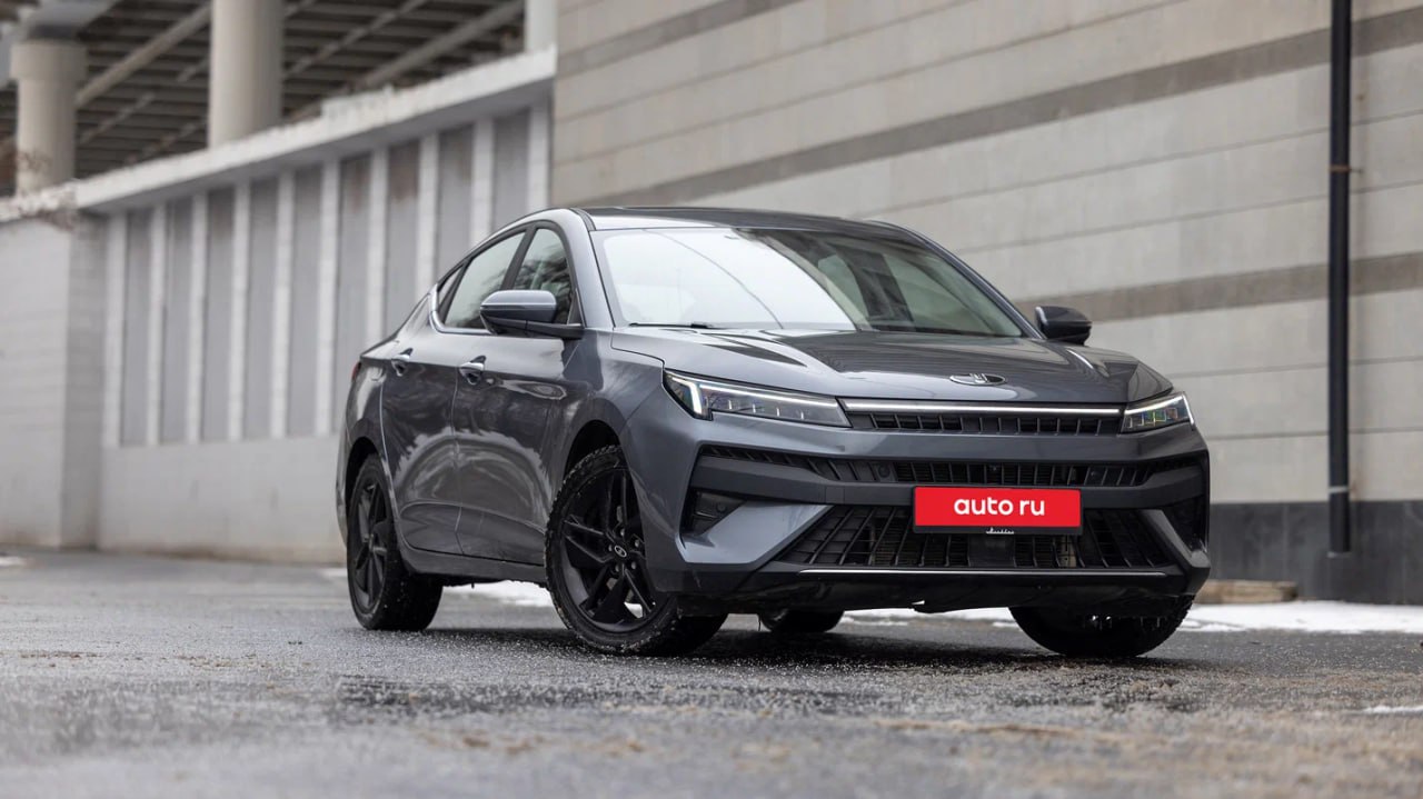 Москвич прокомментировал исчезновение лифтбека 6 из списка автомобилей в наличии Согласно сайту марки в Москве Подмосковье Санкт Петербурге Ленобласти и большинстве других регионов не осталось в наличии ни лифтбека 6 ни электрического кроссовера 3e Журналу Авто ру удалось найти в разделе Автомобили в наличии лишь несколько экземпляров шестёрки На Авто ру в наличии у дилеров можно найти около двух десятков новых Москвичей 6 в разных городах а вот Москвич 3e остался всего один В пресс службе Москвича сообщили что на сайте марки могут быть представлены не все доступные автомобили и что некоторый запас машин есть у дилеров и на заводском складе Доступность автомобилей обеспечивается в соответствии со спросом добавили в компании отметив что модель Москвич 6 развивается в соответствии со своим жизненным циклом Встречали Москвич 6 на дорогах да видел а кажется ни разу Журнал Авто ру online