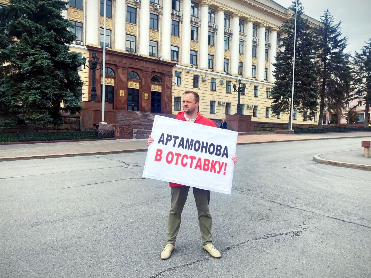 В связи с последними событиями Липецкие коммунисты возобновляют одиночные пикеты с требованием отставки губернатора региона Игоря Артамонова.   Сегодня пикет на площади перед зданием регионального правительства проводил депутат облсовета, первый секретарь Липецкого горкома КПРФ Николай Быковских.
