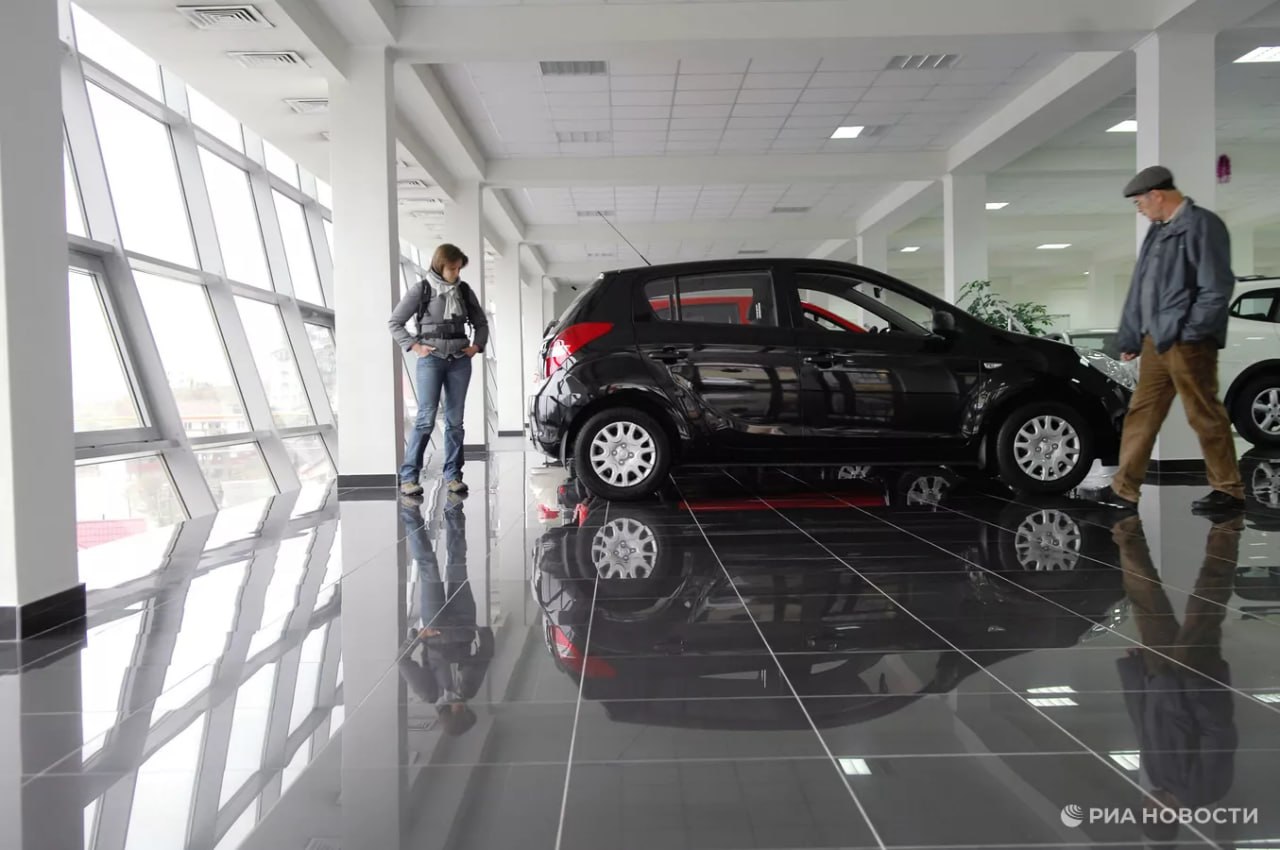 Автостат подвел итоги развития автомобильного рынка России в ноябре  Средневзвешенная цена нового легкового авто в стране по итогам ноября составила 3 54 млн рублей  За ноябрь продано 127 9 тыс легковушек российские бренды заняли 35 6 рынка новых легковушек  Продажи новых авто китайских брендов составили 57 2 тыс единиц их доля на рынке сократилась в годовом выражении на 9 5 п п до 44 7  Импорт легковых авто с пробегом вырос на 83 в годовом выражении и составил 59 8 тыс единиц Самой популярной моделью оказалась Toyota Corolla  Всего в стране в ноябре было продано 625 тыс подержанных авто Подписаться на РИА Новости экономика Все наши каналы