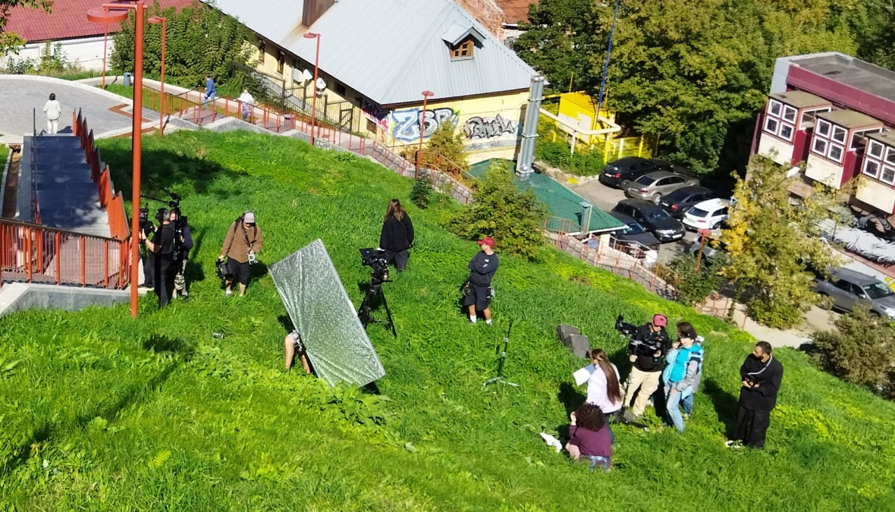 В Нижнем Новгороде на набережной Федоровского прошли съемки романтического фильма «Туда»  Это солнечная и воздушная история о пути на 1500 километров - не только географическом, но и внутреннем, эмоциональном, полном неожиданных встреч, открытий и трансформаций.  В главных ролях выступят Ирина Старшенбаум и Петр Федоров.   Фильм расскажет о путешествии из Москвы в Уфу, которое Вера, актриса с легким и оптимистичным взглядом на жизнь, совершит в такси, а за рулем окажется молчаливый и серьезный Вадим.  Картина выйдет в прокат в 2025 году.   Съемочная группа