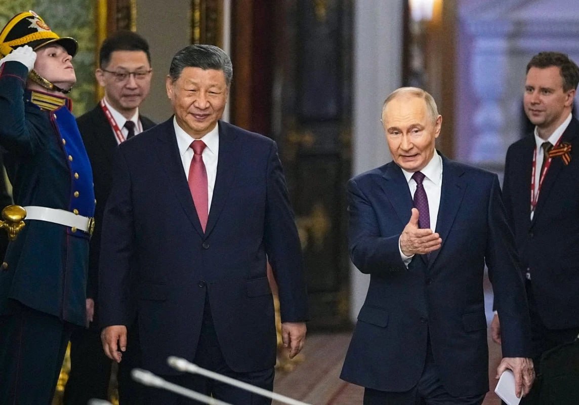 Путин и Си Цзиньпин завершили переговоры в расширенном составе Прямо сейчас представители двух стран подписывают документы о сотрудничестве. После этого ожидается неформальная часть: обед и беседа лидеров за чаем, где они пообщаются без лишних ушей. Дмитрий Песков сообщил, что Путин и Си пока не обсуждали украинскую тему. Байки лаовая. Китай. Новости