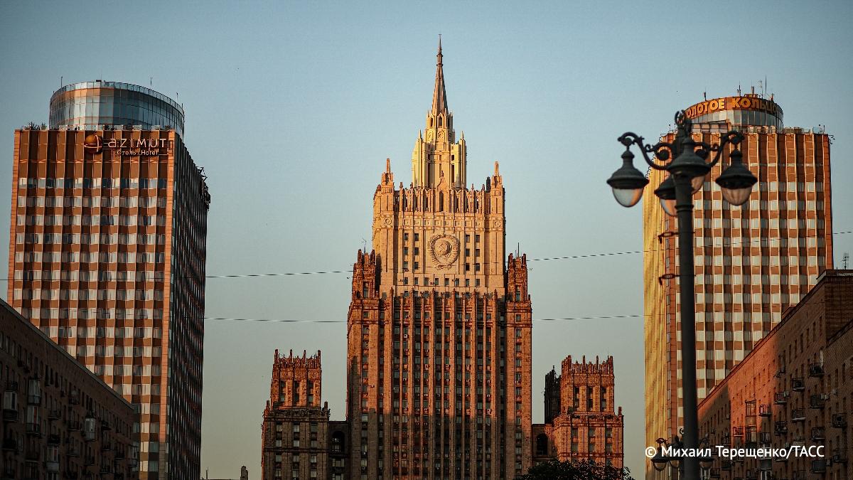 Россия следит за ситуацией в армянском Эчмиадзине, заявили ТАСС в МИД РФ. Главное из заявлений дипведомства: РФ искренне заинтересована, чтобы в братской Армении сохранялась стабильность и обеспечивалась законность; Властям Армении нужно на практике реализовать декларируемые приверженность демократическим ценностям и уважение чувств верующих.