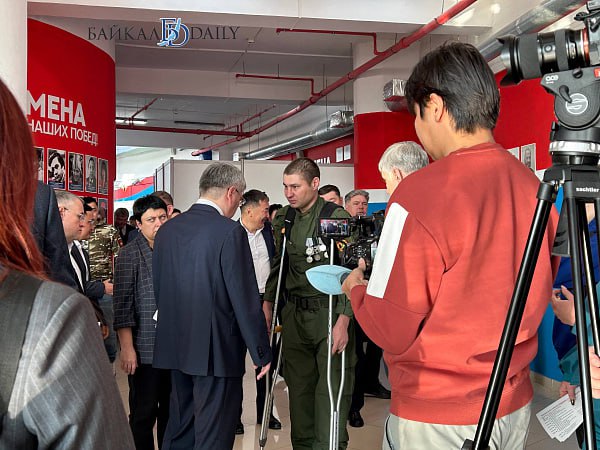 В Улан Удэ прошла ярмарка вакансий Работа для СВОих Специализированная ярмарка для ветеранов СВО развернулась в стенах физкультурно спортивного комплекса Мероприятие проходило в рамках форума патриотов Поддержка Будущее Единство Бойцы могли на месте обратиться с вопросами об образовании и трудоустройстве напрямую к представителям вузов и предприятий Также была возможность воспользоваться бесплатными юридическими услугами и получить консультацию по мерам господдержки от кадрового центра министерства социальной защиты населения Бурятии МФЦ фонда Защитники Отечества страховых компаний и центра здоровья Наша задача сегодня показать какие возможности есть для вас и услышать на что ещё обратить внимание чтобы у нас была обратная связь обратился к участникам форума глава Бурятии Алексей Цыденов На ярмарке около 50 организаций и предприятий предлагают работу а учебные заведения республики представляют 110 различных направлений подготовки для участников и ветеранов СВО