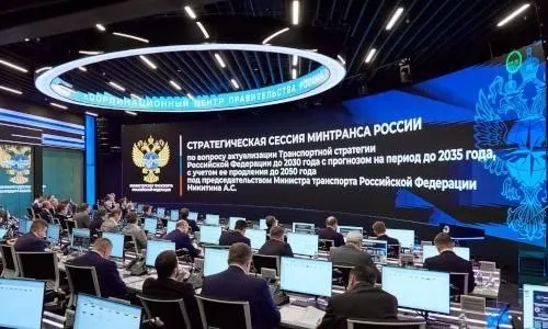 Кабмин обозначил срок утверждения обновлённой транспортной стратегии до 2050 года Это произойдёт в рамках Транспортной недели Документ находится на завершающей стадии разработки уточнили в правительстве передаёт ТАСС Стратегия предусматривает сокращение времени в пути для пассажиров развитие цифровой логистики для бизнеса на платформе Гослог а также двукратный рост контейнерных перевозок Кроме того документ предполагает увеличение доли отечественного программного обеспечения в транспортной отрасли до 90 95 к 2036 году и рост производительности труда на 25 к 2050 году Подписаться на PRO transport Telegram MAX