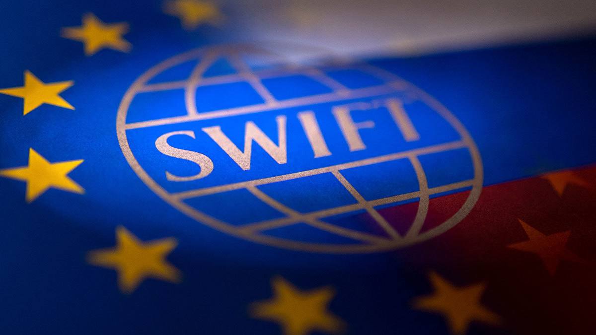 ЕС планирует отключить от SWIFT свыше 20 российских банков. Евросоюз в рамках нового пакета санкций против России рассматривает возможность отключения более 20 российских банков от международной системы межбанковских расчетов SWIFT. Об этом сообщает Bloomberg со ссылкой на источники, знакомые с ситуацией. Данная мера станет очередным этапом ужесточения финансового давления на РФ. Ранее под аналогичные ограничения уже попали несколько крупнейших российских кредитных организаций. Черное золото