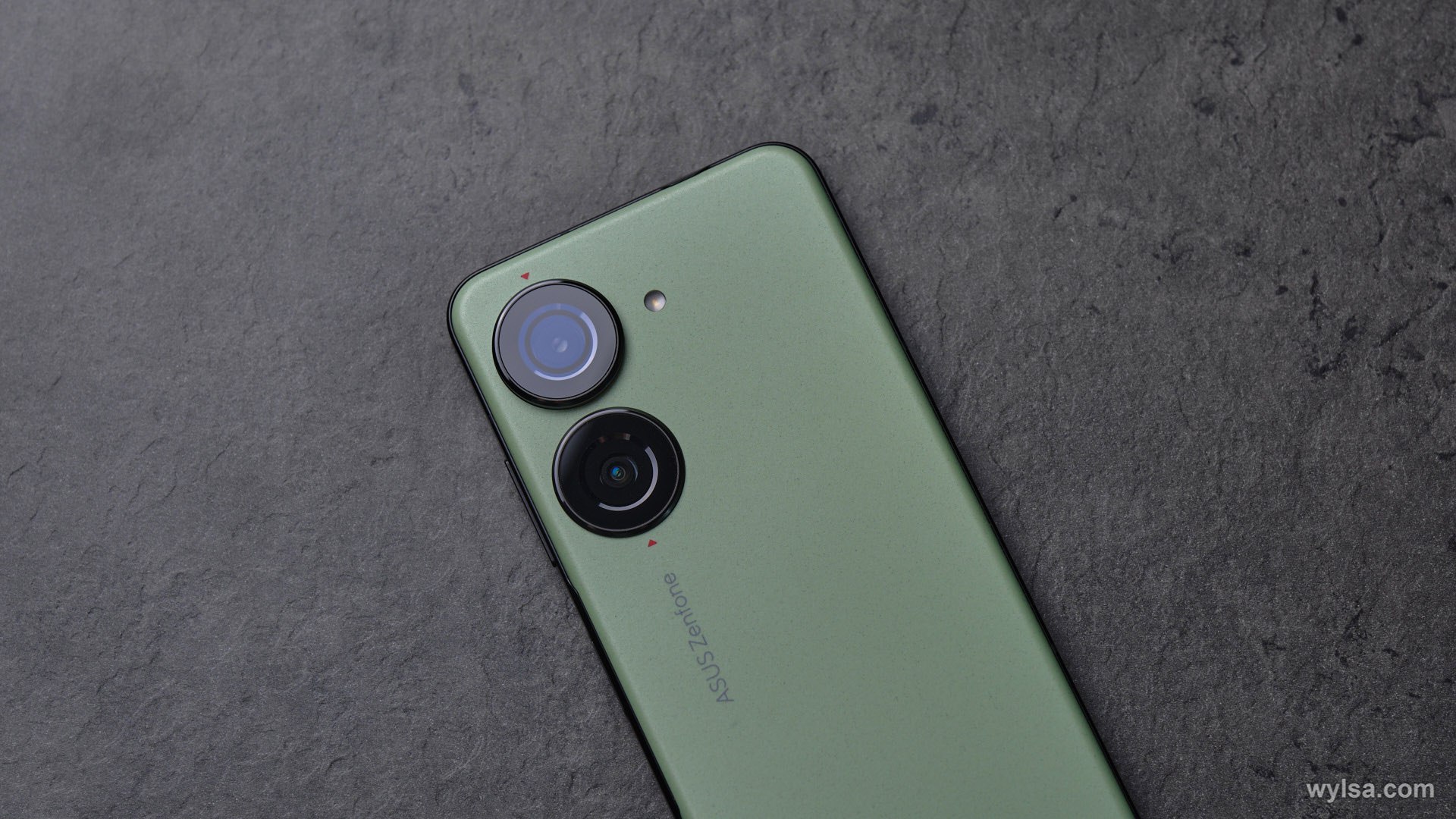 Теперь официально ASUS ликвидирует мобильное подразделение Двумя неделями ранее компания аккуратно предупредила партнёров что не планирует выпускать новые смартфоны в 2026 году За осторожной формулировкой как выяснилось стоит полное закрытие мобильного направления Ставим всё на ИИ коротко подтвердил уход с рынка председатель совета директоров ASUS Чун Тан Ши Его слова передаёт тайваньская Liberty Times Компания сохранит сеть сервисных центров и продолжит выпускать обновления для актуальных смартфонов но все расходы на прототипирование и разработку новых устройств в срочном порядке перебросит на более востребованные направления Вероятно одним из первых ИИ гаджетов ASUS станет AR гарнитура разрабатываемая в партнёрстве с XREAL Автор Павел Урлапов