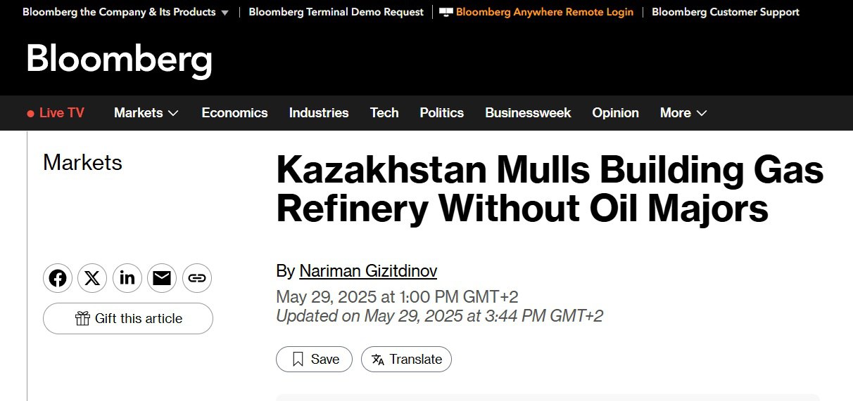 Факт. Казахстан может передать проект строительства ГПЗ на Карачаганаке нацкомпании «КазМунайГаз». Комментарий. После того как стоимость проекта строительства завода, предложенного операторами консорциума КПО – Shell и Eni – выросла до $6 млрд, и $1 млрд из этой суммы инвесторы предложили выделить казахстанской стороне, правительство рассматривает возможность самостоятельного строительства ГПЗ мощностью 4,5 млрд кубометров в год, пишет Bloomberg. Ранее сообщалось, что EPC-контракт с Hyundai Engineering оценивается в $3,7 млрд. В таком контексте последним китайским предупреждением выглядит публичное сообщение «КазМунайГаза» от 19 мая о встрече CEO компании Асхата Хасенова с главой подразделения по разведке и добыче концерна Shell Питером Костелло о том, что «КМГ как партнер в Карачаганакском проекте, обеспокоен отсутствием динамики в продвижении строительства ГПЗ на месторождении». :