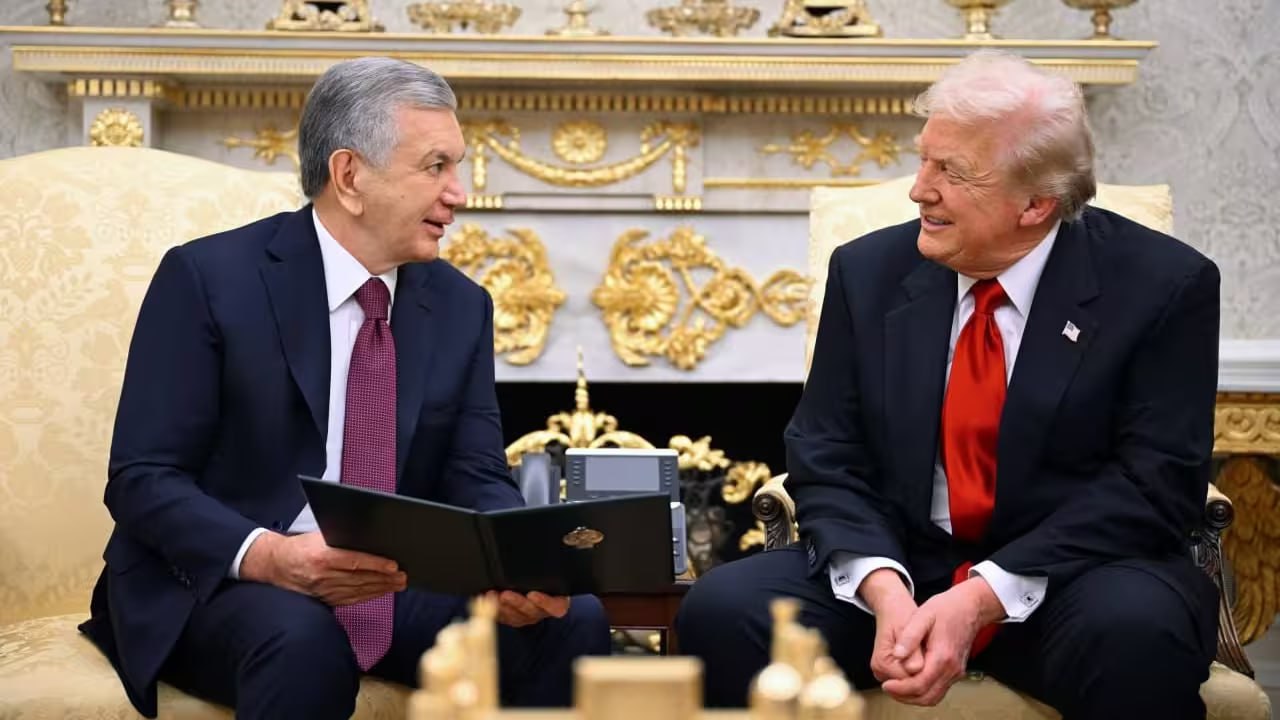 Дональд Трамп объявил о невероятном торгово экономическом соглашении с Узбекистаном на 100 млрд На своей странице Truth Social президент США написал о том что Узбекистан в течение ближайших трех лет осуществит закупки и инвестирует почти 35 млрд долларов а за следующие десять лет более 100 млрд долларов uznews uz ru news 104691 uznews