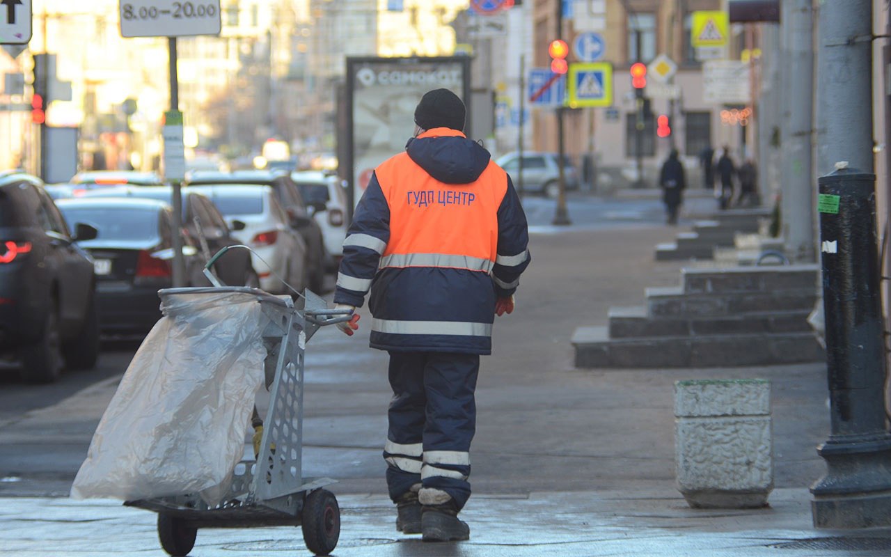 В Екатеринбурге уборкой снега занимаются школьники  ЕКАТЕРИНБУРГ, 17 января, ФедералПресс. Службы благоустройства уральской столицы испытывают острый дефицит рабочих рук. К расчистке дорог от снега в парках и скверах привлекают 14-летних учащихся. Об этом в эфире телеканала ОТВ рассказала председатель комитета благоустройства администрации Екатеринбурга Тамара Благодаткова.  Подробнее