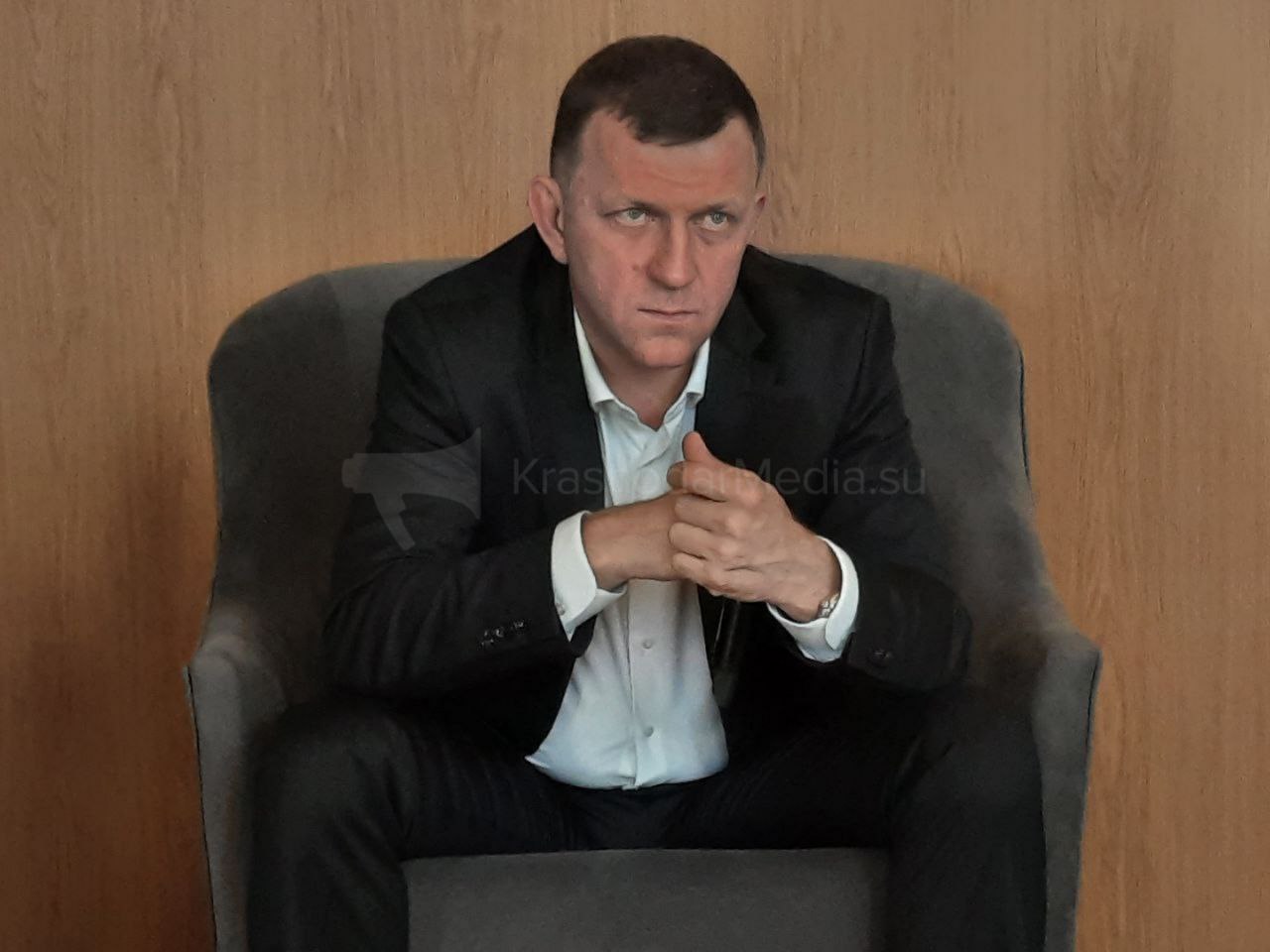 Главные заявления мэра Краснодара Евгения Наумова на встрече со СМИ и активистами: Улицу Красную не будут перекрывать ради ночных прогулок для пешеходов. Метро в краевой столице не будет. Это вопрос даже не рассматривается. Мэрия Краснодара работает совместно с Министерством труда и социального развития над созданием приютов для бездомных людей. Пока идет СВО, аэропорт Краснодара будет закрыт. Кинотеатр "Аврора" на финальной стадии выхода с экспертизы. После этого начнется полноценная стройка. Мэрия проработает вопрос об общественном туалете на Александровском бульваре. Наумов хочет, чтобы к Новому году Краснодар получил новую ёлку. Мэр хотел бы запретить электросамокаты в городе. "Краснодар получит крутой крытый аквапарк", — сказал Наумов. Он добавил, что над вопросами двух заброшенных аквапарков занимаются. Там есть собственники. Трамвайная линия на Гидрострое рассматривается как ключевое решение транспортных проблем: трамвай способен обеспечить стабильное сообщение без пробок. #ЖизньКраснодара KrasnodarMedia Прислать новость