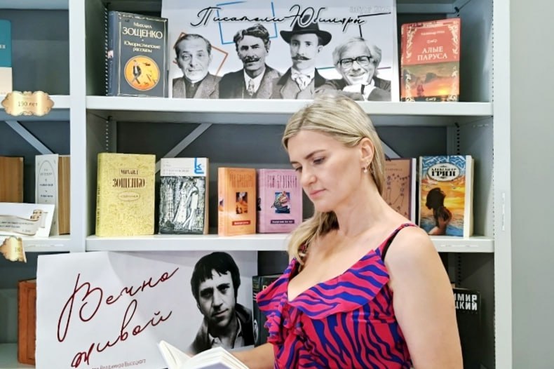 Книжная выставка «Писатели-юбиляры августа» открылась в Свердловской библиотеке В Свердловской центральной городской библиотеке открылась книжная выставка «Писатели-юбиляры августа», посвящённая Михаилу Зощенко, Эрнесту Томпсону, Рэю Брэдбери и Александру Грину. «Выставка призвана напомнить читателям о творчестве этих выдающихся мастеров слова, каждый из которых оставил свой неповторимый след в литературе», - рассказала библиотекарь СЦГБ им. В.П. Астафьева Анжела Колесникова. Михаил Зощенко, сатирик и мастер короткого рассказа, известен своим ироничным взглядом на советскую действительность. Эрнест Сетон-Томпсон, натуралист и писатель, покорил читателей трогательными историями о животных. Рэй Брэдбери, фантаст и визионер, предвидел многие технологические и социальные изменения будущего. Александр Грин, романтик и мечтатель, создал свой собственный мир, полный приключений и загадок. Выставка продлится до конца августа и будет интересна всем любителям литературы.