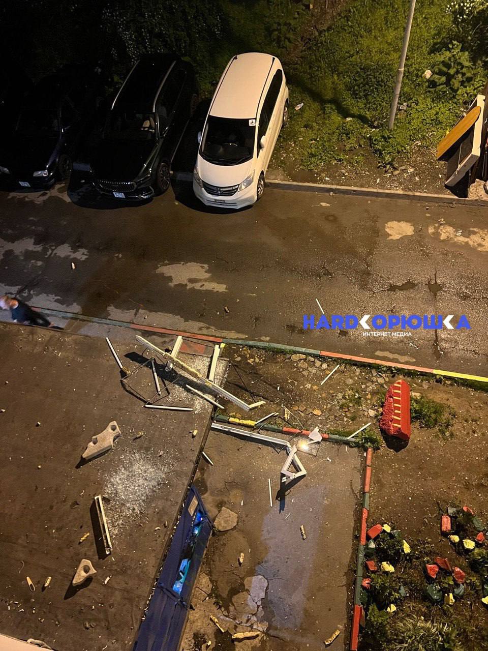 В гостинках на Некрасовской во Владивостоке алкаш в белой горячке из дома №48 повредил припаркованные автомобили. Сначала он буянил на улице: валялся на земле, кричал, плакал, потом решил сорвать злость на припаркованных машинах. У кого-то он оторвал "уши", у кого-то - дворники, и даже разбил лобовое на одной из машин. После этого он не угомонился, забежал в подъезд и с ноги выбил окно вместе с рамой. Соседи обратились в полицию, приводится проверка, устанавливаются обстоятельства, личность гражданина, причастного к инциденту, а также владельцы поврежденных машин и сумма причиненного ущерба.