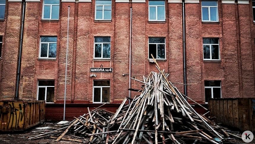 Срываются сроки капремонта школ в Калининградской области из за проблем с логистикой Как сообщил директор регионального Строительного союза Борис Бабаянц доставки стройматериалов постоянно задерживаются Это привело к срыву сроков ремонта в школах Балтийска Черняховска и на других объектах По его словам проблема не только в строителях но и в несогласованности сроков проведения аукционов и нормативных сроков строительства Для решения ситуации в ФАС и Минстрой направлены предложения разрешить однократный сдвиг сроков по гособъектам при объективных причинах