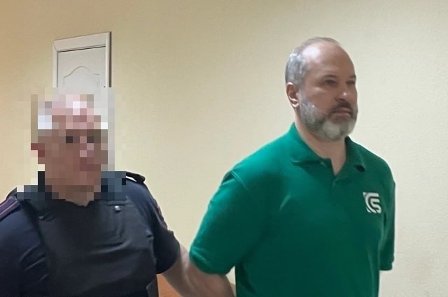 Виталию Кушнареву продлили срок ареста до января Бывший заместитель губернатора Ростовской области останется под стражей до 3 января 2026 года Кроме того арест на его имущество также продлен На судебном заседании 29 сентября планировался допрос подсудимого однако защита заявила о своей неготовности и попросила отложить допрос Государственный обвинитель в свою очередь ходатайствовал о продлении меры пресечения Защита Кушнарева возражала против продления ареста и просила суд принять к рассмотрению заявление сына подсудимого о продаже принадлежащего тому имущества Кроме того сторона защиты ходатайствовала об изменении меры пресечения на домашний арест заявив о готовности внести залог в размере 7 млн рублей Несмотря на представленные аргументы и заявление суд принял решение о продлении ареста Заседание с допросом перенесено на 13 октября Ранее сообщалось что перед судом предстанет заместитель генерального директора ростовской фирмы обвиняемый в налоговом преступлении Подпишись на AiFRostov