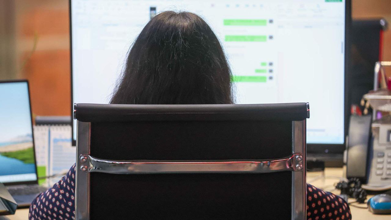 Россияне всё чаще сталкиваются с ситуацией когда работа вытесняет личную жизнь Почти каждый второй одиночка в возрасте до 34 лет признается что из за занятости ему сложно находить время на отношения следует из исследования дейтинг сервиса Twinby Особенно остро эту проблему ощущают офисные сотрудники а также молодые люди на старте карьеры для которых профессиональная реализация становится главным приоритетом