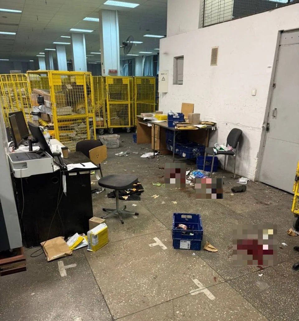 Посылка взорвалась на таможенном посту Укрпочты в Киеве Пострадали пять работников отделения почты По данным таможенной службы удалось оперативно определить личность отправителя и выявить еще одну почтовую отправку с подозрительным вложением РЕН ТВ в Telegram в MAX