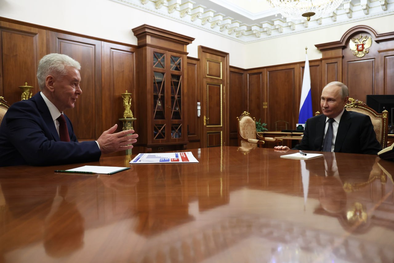 Сегодня состоялась встреча с Владимиром Путиным. Доложил Президенту России об итогах социально-экономического развития Москвы. Москва — одна из крупнейших городских экономик мира. Уже в 2023-м мы вышли на второе место среди мировых городов по паритету покупательной способности. В прошлом году экономика сохранила высокие темпы развития — по предварительной неофициальной оценке, рост составил 5,5%. А за последние шесть лет — больше 25%. Доля Москвы в экономике страны сегодня — 21%. Столица стала производственным центром страны. Активно растут высокотехнологичные производства. В прошлом году мы ввели целый ряд предприятий, которые начали замещать импортные поставки оборудования. Можно сказать, что скачок случился не вопреки, а благодаря потрясениям последних лет. Во время пандемии вырвался вперёд ИТ-сектор. Тогда были очень востребованы информационные системы. Сейчас рост ещё сильнее — мы активно замещаем импортное ПО. Приоритетом для города остаются и социальные программы. Будем строить по 60 образовательных учреждений в год, реконструировать — по сотне школ. Обновляем подход к среднему профессиональному образованию. В прошлом году приём в колледжи перешёл отметку 100 тысяч человек, наша цель — 150 тысяч. 95% выпускников устраиваются на работу по профилю и получают хорошие зарплаты. В этом году завершим программу реконструкции поликлиник. В течение 3–4 лет обновим стационары. Большинство регионов страны уже подключились к нашему сервису искусственного интеллекта для интерпретации лучевых исследований — это было поручение Президента. В результате развития экономики, здравоохранения мы добились серьёзного повышения ожидаемой продолжительности жизни. Сегодня она составляет практически 80 лет — активных и наполненных заботой. Доложил Президенту также о работе с городами-побратимами — Донецком и Луганском. Продолжаем помогать им со строительством и реконструкцией. Если в предыдущие годы занимались в основном инженерной инфраструктурой, то сейчас большой объём работ проводим по городской инфраструктуре: благоустройство общественных пространств, парков, дорог, улиц. Будем продолжать все эти работы и дальше. Подробнее — на mos.ru.