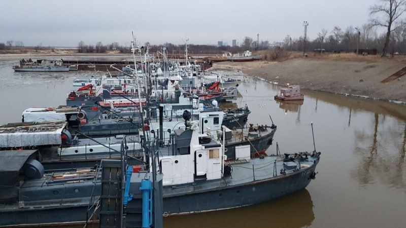 В Джалинде Амурской области планируют развивать мультимодальный логистический центр Перегрузочный комплекс на базе речного порта Джалинда в Амурской области создадут в связке с большими транспортными проектами Дальнего Востока такими как пограничный переход с Китаем Джалинда Мохэ Дорожную карту проекта утвердили на заседании рабочей группы под председательством заместителя руководителя Росморречфлота Фёдора Шишлакова Реализация проекта призвана стимулировать экономический рост не только Амурской области и Республики Саха Якутия но и всего Дальневосточного федерального округа Создание перегрузочного комплекса на российско китайской границе откроет альтернативный экспортный маршрут через Амур усиливая торговые связи с Китаем Среди предстоящих мероприятий регулирование земельных вопросов строительство подъездных железнодорожных путей к речной инфраструктуре реконструкция смешанного пункта пропуска Детальный мастер план речного порта Джалинда планируется подготовить в 2026 году При проектировании учтут возможность круглогодичной транспортировки грузов через реку Амур в Китай в навигационный период посредством понтонных и паромных переправ в зимний по ледовой переправе В дорожную карту также вошли мероприятия по увеличению габаритов судовых ходов на пограничных участках водных путей от порта Джалинда до порта Поярково и выполнению дноуглубительных работ для поддержания гарантированной глубины судового хода   Подписаться на Медиапалубу