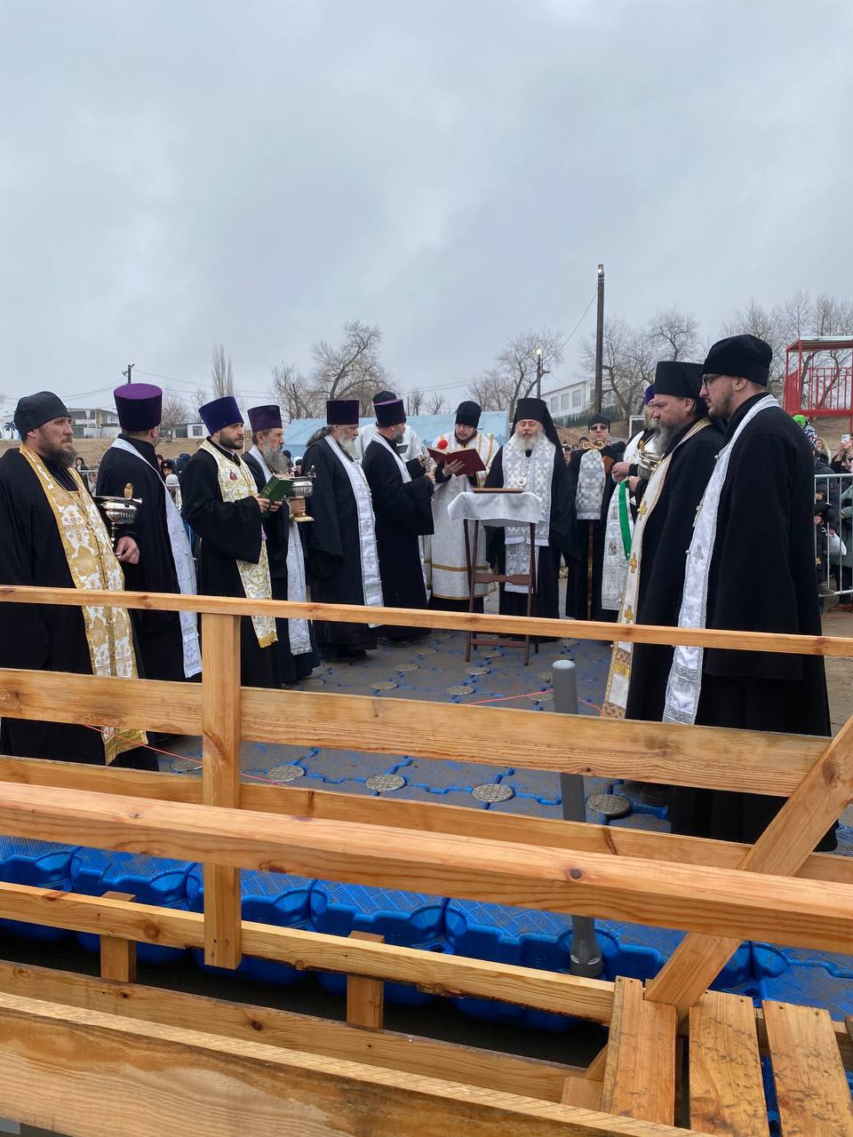 Волжане празднуют Крещение  Обряд освящения воды на центральном пляже совершил епископ Калачевский и Палласовский Иоанн.   До обеда в купель окунулись свыше 550 человек.  Самые актуальные новости Волжского ЗДЕСЬ