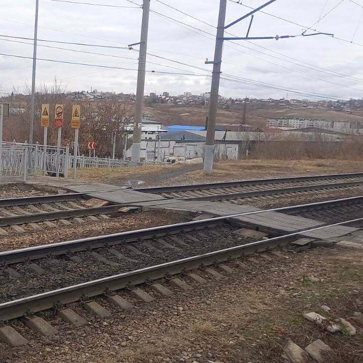 В Железнодорожном районе Красноярска появится пешеходный переход через железнодорожные пути  Торги на его проектирование объявила администрация города.   Его обустроят на участке от Красномосковской, 78 до улицы Дорожной. Сейчас ищут компанию, которая разработает проект. Победителю торгов предстоит решить будет это мост или подземный переход, определить его длину, предусмотреть освещение, архитектурно-художественную подсветку, устройство лестниц, пандусов и лифтов. Также спроектировать водоотвод, благоустройство и озеленение.  Начальная цена контракта – 16,1 млн рублей. Итоги торгов подведут в январе. Проект должен быть готов к декабрю следующего года.  Фото: ГрадВестник