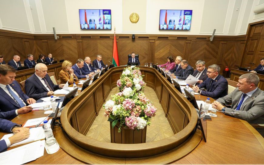 Проект Программы социально экономического развития Беларуси на 2026 2030 годы рассмотрели на заседании Президиума Совмина Премьер министр Александр Турчин о важнейшем прогнозном документе определяющем стратегию развития страны Пятилетняя программа является комплексным документом который простым и понятным языком даст ответы на вопросы как будет развиваться экономика нашей страны в ближайшие пять лет какие приоритетные направления развития определены и самое главное как все это повлияет на качество жизни наших граждан в любом уголке страны  В заседании принял участие Министр транспорта и коммуникаций Алексей Ляхнович СОВЕТ МИНИСТРОВ mintransbelarus