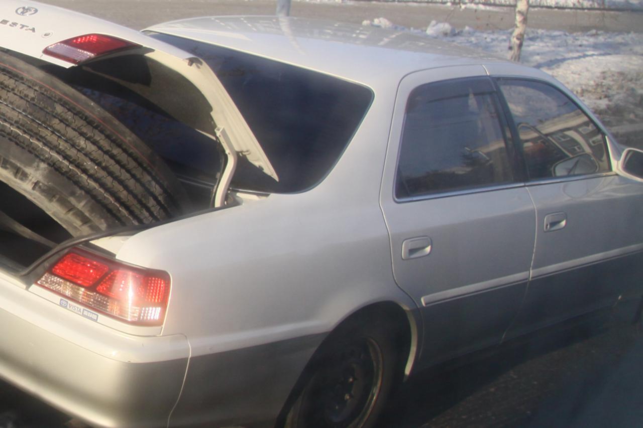 Жители двух улиц в Находке обнаружили поврежденные колеса на своих авто В Находке произошел масштабный случай вандализма Жители двух улиц Молодежная и Горького обнаружили поврежденные колеса на своих авто Пострадавшие обратились в полицию Правоохранители разыскивают причастных к порче чужого имущества Правоохранители просят откликнуться очевидцев которые видели подозрительных лиц в указанных районах Сообщить информацию можно в дежурную часть Находки по адресу ул Луначарского 14 или по телефонам 102 с мобильного 69 67 44  Подписаться на kpdvru Мы в MAX