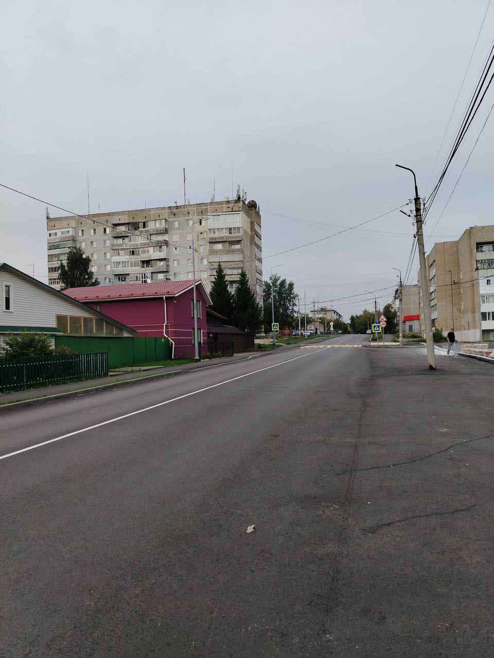 В Реже по иску прокурора выполнены работы по капитальному ремонту автодороги стоимостью свыше 105 млн рублей   Режевская городская прокуратура проверила соблюдение требований законодательства о безопасности дорожного движения.   В ходе надзорных мероприятий, проведенных в 2022 году, установлено, что дорожное полотно на ул. Красноармейская в г. Реж не соответствует требованиям ГОСТ, зафиксированы многочисленные выбоины, колейность.     В этой связи прокуратура направила в суд исковое заявление о возложении на администрацию Режевского муниципального округа и муниципальное казенное учреждение «Управление городским хозяйством» обязанности по проведению капитального ремонта дороги на указанном участке.    Режевской городской суд удовлетворил исковые требования прокурора в полном объеме.  Учитывая протяженность дорожного полотна, необходимость обустройства тротуаров и мест для стоянки автомобилей в соответствии с ГОСТ, администрацией округа и муниципальным учреждением принято решение о проведении ремонта дороги в 3 этапа в период с 2023 по 2025 годы.     После вмешательства надзорного ведомства капитальный ремонт дороги завершен. Стоимость работ составила свыше 105 млн рублей.