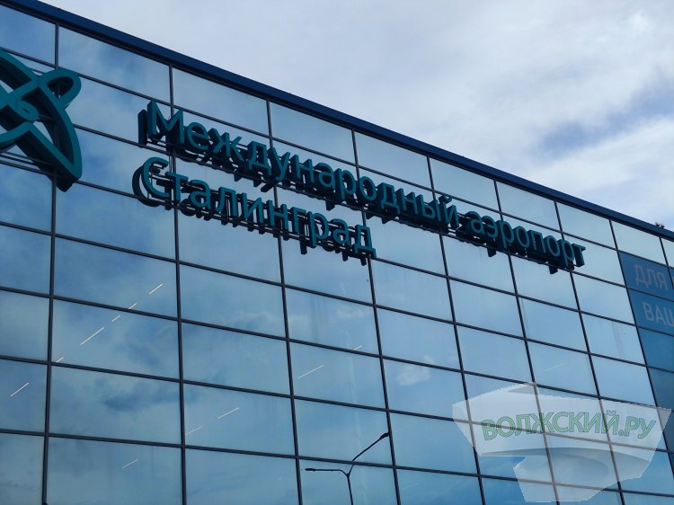 В волгоградском аэропорту из за шторма массово задерживаются рейсы Онлайн табло Международного аэропорта Сталинград пестрит массовыми задержками вылетов и прибытия авиарейсов Ситуацию с массовой задержкой рейсов в Волгограде взяла на контроль Южная транспортная прокуратура Как сообщили Волжский ру в пресс службе ведомства задержка и отмена ряда рейсов связана в неблагоприятными погодными условиями Сегодня на территории региона бушует настоящий ураган Волгоградская транспортная прокуратура следит за соблюдением прав пассажиров задержанных и отмененных рейсов О нарушении прав пассажиров можно сообщить дежурному прокурору по телефону 8 919 0899 87 33 Согласно данным онлайн табло в волгоградском аэропорту с утра отменены уже 4 московских рейса Подробнее на Волжский ру www volzsky ru index php wx 16 wx2 82207 ВолжскийРу волжский vlz
