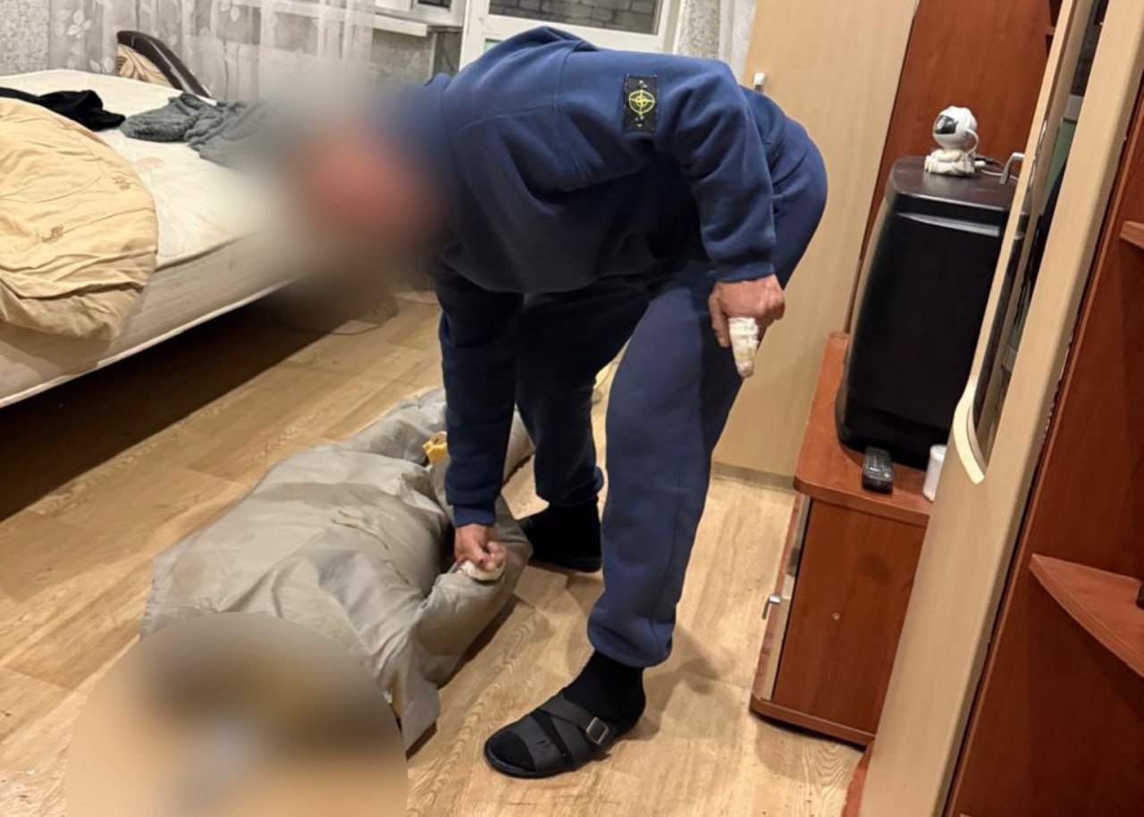 В Ставрополе 46 летний мужчина до смерти избил девушку На Ставрополье возбуждено уголовное дело в отношении 46 летнего мужчины Он обвиняется в причинении смертельных травм девушке По данным краевого управления СКР и прокуратуры Ставрополья в октябре этого года обвиняемый в одной из квартир краевого центра нанес множественные удары по голове своей 24 летней знакомой От полученных травм девушка скончалась на месте преступления Обвиняемый задержан и заключен под стражу Расследование уголовного дела продолжается назначен ряд судебных экспертиз ГТРК Ставрополье Читайте нас в MAX