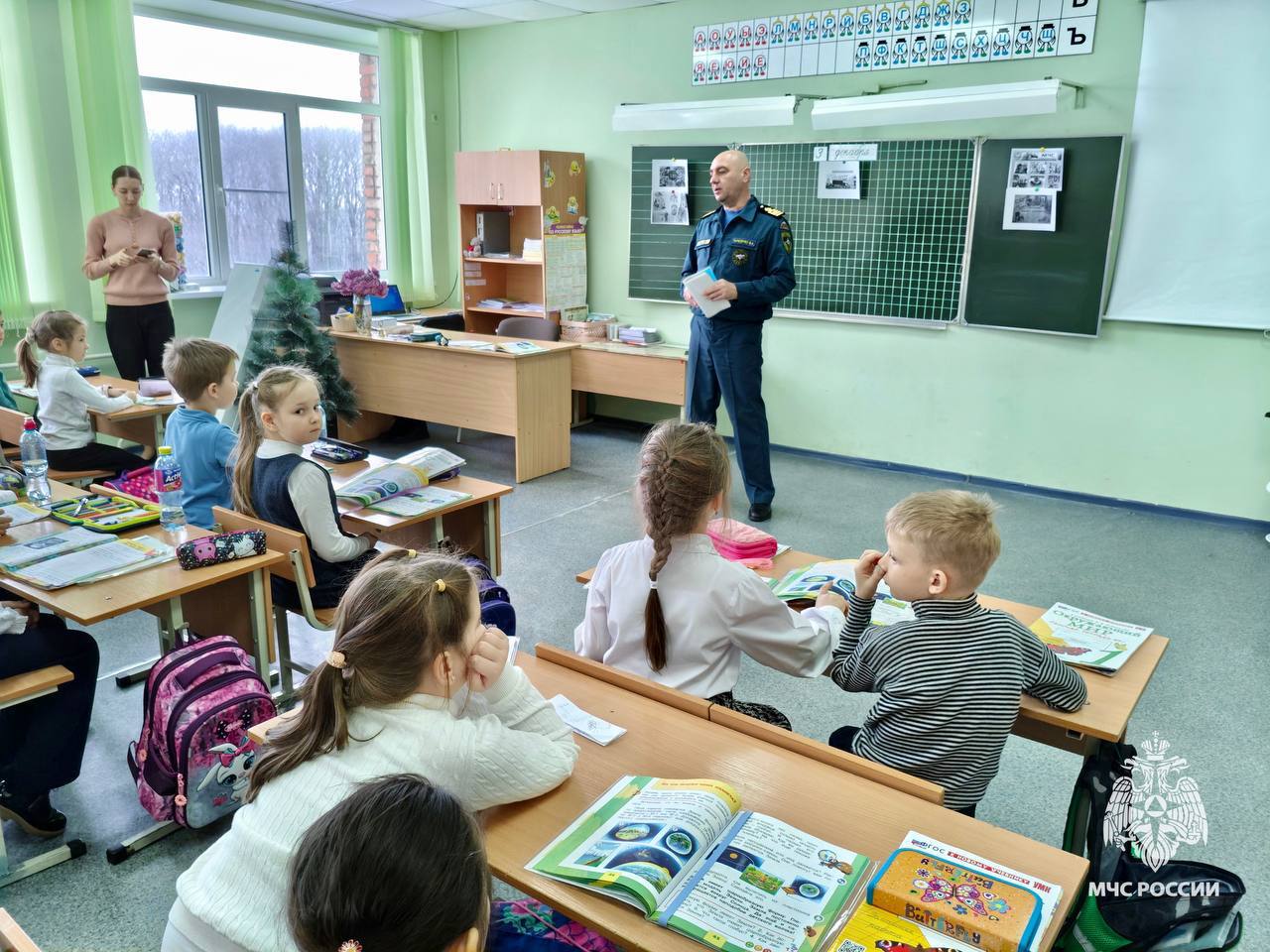 Урок безопасности на водоемах зимой    На этой неделе специалисты центра ГИМС МЧС Ставрополья провели профилактическое занятие в школе № 26 и рассказали ребятишкам о правилах безопасного поведения на водоемах в зимний период.   Инспекторы краевого чрезвычайного ведомства объяснили детям, что на глаз невозможно определить толщину льда. Один неверный шаг и ты уже в ледяной воде!  Запомни 4 основных правила от МЧС России:   нестабильные минусовые температуры = тонкий лёд;   нельзя проверять прочность льда ударом ноги;   ни в коем случае нельзя выходить на лёд в темное время суток и при плохой видимости;   нельзя выходить на лёд без взрослых.    МЧС Ставрополья   Подпишись    ВК     ОК     Рутуб  #МЧС26 #МЧССтаврополь