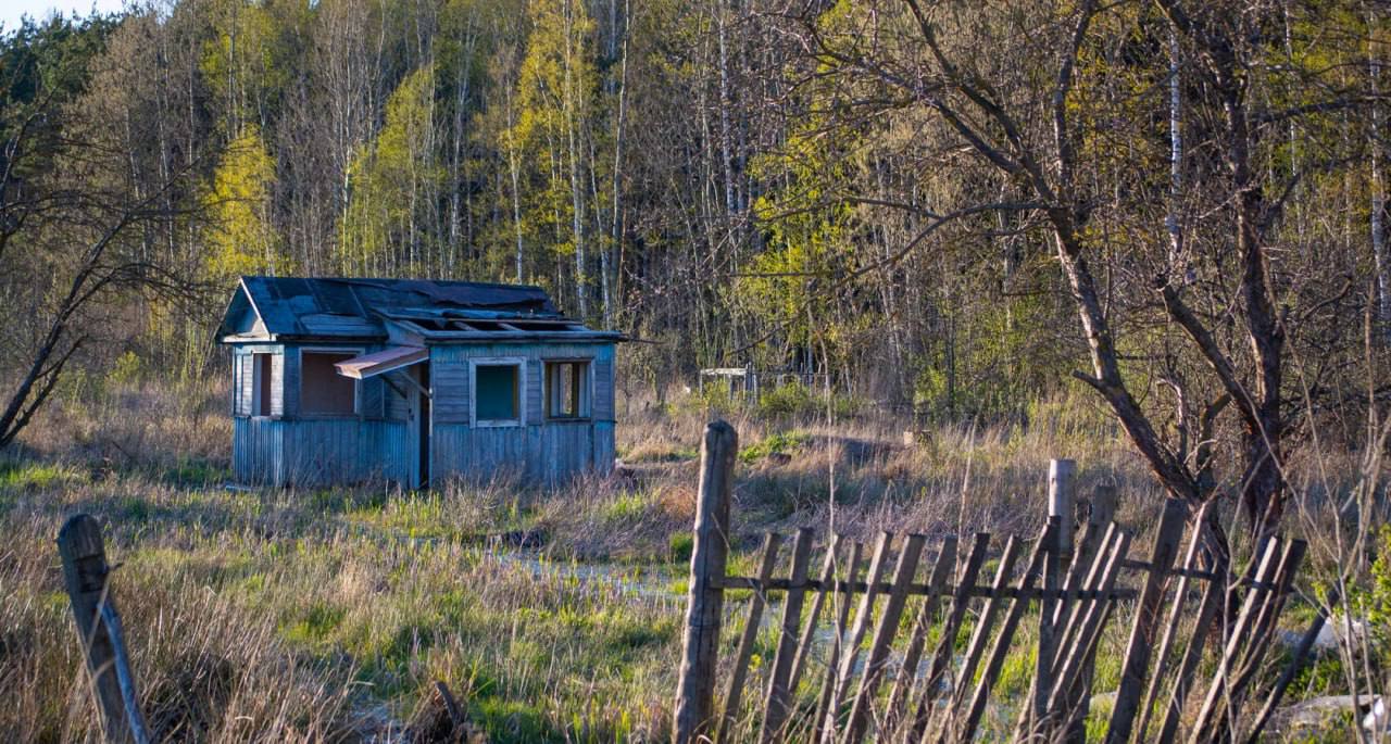 В России утвердили четкие критерии "заброшенных" участков С 1 марта 2025 года вступил в силу закон, который обязывает осваивать садовые и огородные участки в течение 3 лет. А в мае правительство официально определило, какие земли теперь будут считать неиспользуемыми. Вот главные "красные флаги": 1 Свалка вместо сада Если более 50% площади захламлено посторонними предметами, мусором и бытовыми отходами, которые собственник не устранил в течение года с момента выявления. 2 Долгострой под ИЖС На участке более 7 лет нет построенного и зарегистрированного дома если только задержка не вызвана действиями властей или проблемами с подключением коммуникаций . 3 Отсутствие застройки на земельном участке, выделенном под строительство Если земельный участок не используется для строительства в течение 5 и более лет, а также отсутствуют зарегистрированные права на объекты капитального строительства. Есть ряд искючений: другие сроки в разрешительных документах на строительство или в договоре о комплексном развитии территории и т.п. 4 Сорняки В течение года более 50% участка покрыты сорняками высотой более одного метра, а также деревьями и кустарниками, которые не являются элементами благоустройства и озеленения. 5 Разрушенные постройки Наличие на участке зданий с разрушенной крышей, стенами, пустующими оконными проемами исключение — «аварийки» . Владельцу дают не более года для исправления ситуации — если в течение этого срока он не начал ремонт, участок получает статус неиспользуемого. За такие нарушения грозит штраф от 1 до 1,5% от кадастровой стоимости минимум 20 000 ₽ , а в перспективе — даже изъятие участка. Санкции не наступят, если участок находится под арестом/запретом по решению суда или властей, а также если земля пострадала от стихийных бедствий или форс-мажора. Правила начнут работать с 1 сентября этого года.
