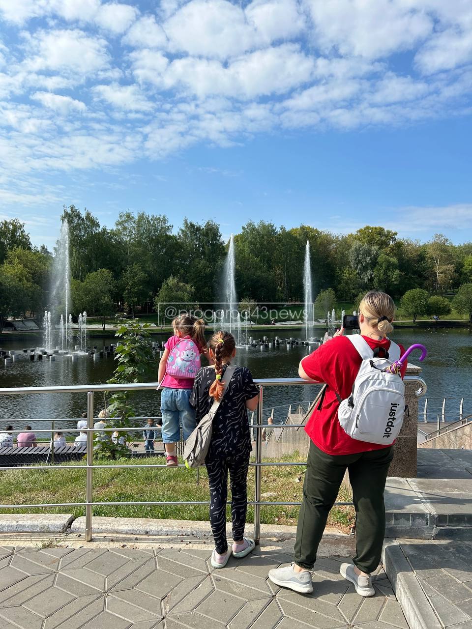 В Кирове сегодня в тестовом режиме запустили поющие фонтаны у цирка   По словам главы администрации города Вячеслава Симакова, официальное открытие состоится в сентябре.  Дополнено: фонтан будут запускать с 10:00 до 21:00 часов на несколько минут каждый час.  Подписаться