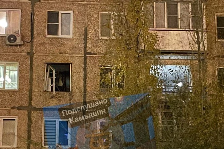 7 ноября в Камышине Волгоградской области произошёл взрыв в одном из кухонных помещений пятиэтажки на территории 3 го микрорайона ЧП случилось вечером во время попытки хозяина угостить гостей свежим самогоном В 20 17 в городе Камышин в квартире многоквартирного жилого дома в 3 м микрорайоне произошла разгерметизация самогонного аппарата По прибытию сотрудников МЧС России обнаружено что в результате хлопка паров без горения в квартире повреждено оконное остекление уточнили в пресс службе ГУ МЧС России по Волгоградской области Отметим по информации спасателей в результате произошедшего троим мужчинам потребовалась медицинская помощь Они были госпитализированы в больницу