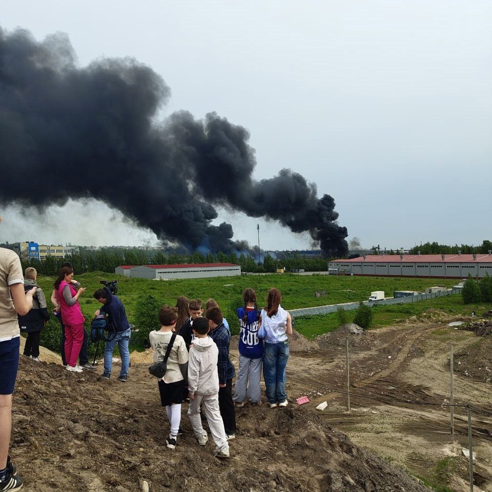 В Янино произошёл крупный пожар О возгорании в промзоне сообщают очевидцы. По их словам, горит завод "Пигмент", занимающийся производством лакокрасочных покрытий. Чёрный дым видно из разных районов города. UPD. В посёлке Янино-1 загорелся завод по производству лакокрасочных материалов "Пигмент", сообщила администрация Заневского городского поселения. Как уточнили в МЧС Ленобласти, площадь горящих ангаров с продукцией достигает 800 кв. метров. На месте пожара работают более 40 специалистов и 10 единиц техники. Заневское городское поселение