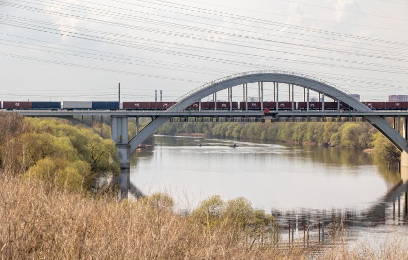 Перевозки контейнеров превысили 5 6 млн ДФЭ за три квартала Во всех видах сообщения включая внутрироссийское экспорт импорт и транзит за январь сентябрь перевезли по сети РЖД 5 млн 634 2 тыс контейнеров ДФЭ Это на 4 меньше чем за аналогичный период прошлого года Лидеры по объёмам химикаты и сода 590 8 тыс ДФЭ лесные грузы 446 8 тыс ДФЭ химические и минеральные удобрения 337 тыс ДФЭ Всего в контейнерах перевезено почти 60 млн тонн различных грузов Подписаться на Телеграмму РЖД Голосовать за канал Подписаться на РЖД в MAX Каналы железных дорог