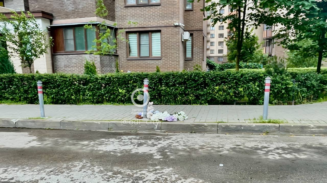 В Одинцовском округе усилят безопасность дворов после трагического инцидента в ЖК "Гусарская Баллада" Глава Одинцовского округа Андрей Иванов провел заседание Комиссии по обеспечению безопасности дорожного движения, где обсудили вопросы детской дорожной безопасности. В частности, рассмотрели трагический случай в ЖК «Гусарская баллада», где 28 июня под колесами такси погиб 8-летний ребенок. Для предотвращения подобных проишествий предложено обустраивать дворовые территории по типовой схеме Министерства транспорта и дорожной инфраструктуры Московской области. В муниципалитете 466 дворов нуждаются в доработке, многие из них имеют несколько детских игровых площадок, требующих дополнительной защиты. Каждый выход за периметр детских площадок должен быть оснащен искусственными неровностями и предупреждающими знаками. Управление благоустройства администрации подготовило план обустройства дворов, на реализацию которого потребуется свыше 100 миллионов рублей.