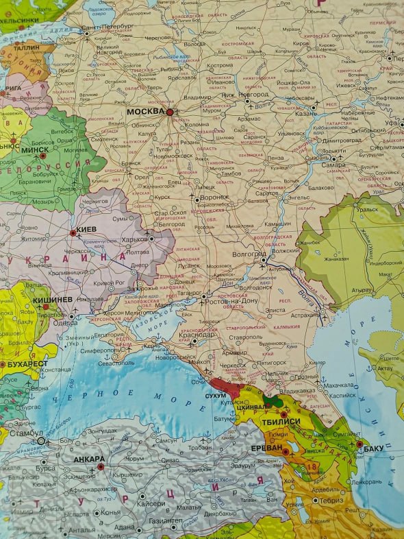 Российская делегация в ходе переговоров на Аляске будет руководствоваться национальными интересами, территориальное устройство РФ закреплено в Конституции. Об этом заявил на брифинге заместитель директора департамента информации и печати МИД РФ Алексей Фадеев в ответ на просьбу прокомментировать позицию Москвы относительно возможности обсуждения обмена территориями с Киевом в ходе встреч на Аляске. «Здесь, наверное, не нужно даже изобретать чего-то. Территориальное устройство Российской Федерации закреплено в Конституции нашей страны. Этим все сказано».