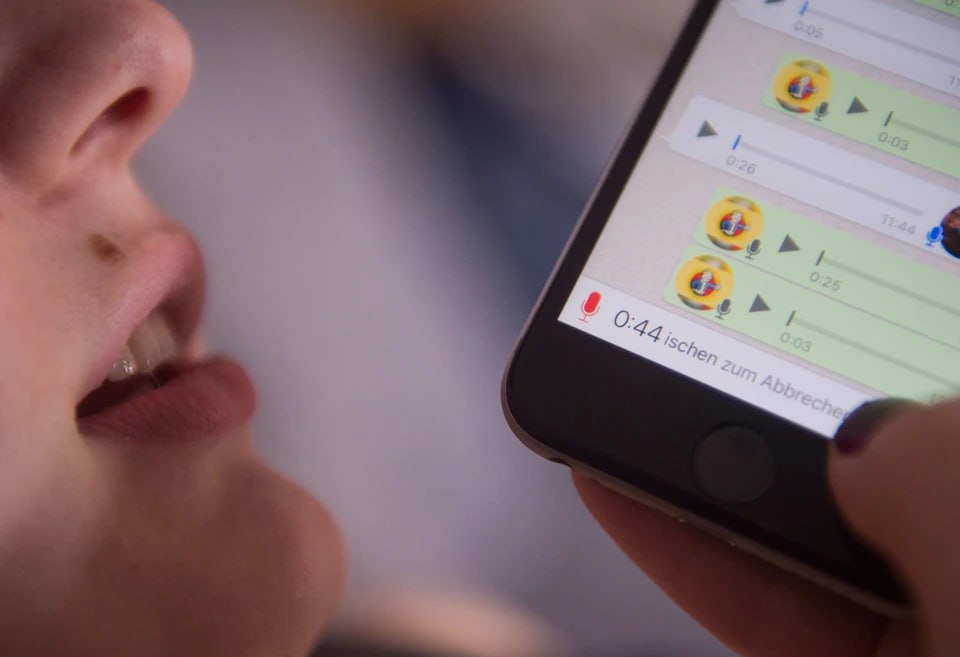 За голосовое сообщение с оскорблениями в мессенджере грозит штраф Такое дело рассмотрел суд в Москве Женщина направила своей собеседнице в Telegram ряд оскорбительных аудиосообщений Получившая эти послания женщина подала жалобу в прокуратуру где действия отправительницы были признаны административным правонарушением по статье об оскорблении В качестве одного из доказательств следствием был предоставлен акт исследования аудиозаписи В ходе судебного разбирательства подсудимая заявила о признании вины и своем раскаянии Уточняется что ей был назначен штраф в размере 3 тыс рублей Подписаться на truekpru Читать нас в MAX