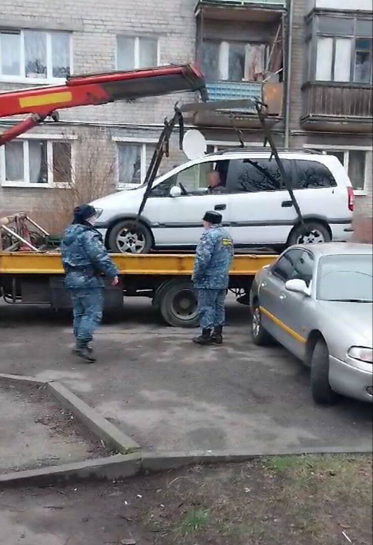 В Калининграде судебные приставы арестовали машину с водителем внутри.  Мужчина не выплачивал кредит в размере 60 тысяч рублей и скрывал наличие у него автомобиля «Опель».   Когда приставы приехали забрать машину, её владелец сель за руль и отказался выходить. Так и погрузили в эвакуатор — вместе с человеком. Позже калининградец выплатил большую часть долга — 54 тысячи рублей.   По словам юристов, судебные приставы нарушили ряд законов и сами могут быть привлечены к ответственности. А на чьей стороне вы?    Подписаться   Прислать новости